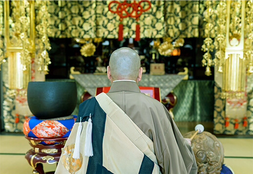 Đa phần người Nhật sẽ tổ chức tang lễ theo nghi thức đạo Phật. Ảnh: Pixta